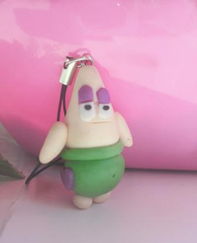 軟陶手機(jī)鏈 小商品中的工藝情感，從藍(lán)精靈看動(dòng)漫開(kāi)發(fā)新商機(jī)